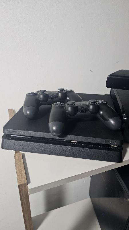 Playstatio 4 + 2 controles